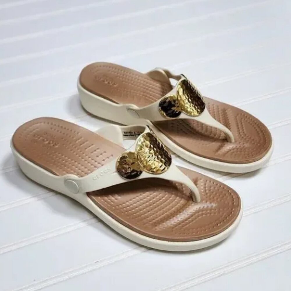 Womens Crocs Sanrah Hammered Gold Disk Embellished Wedge Sandals Sz 8 MSRP